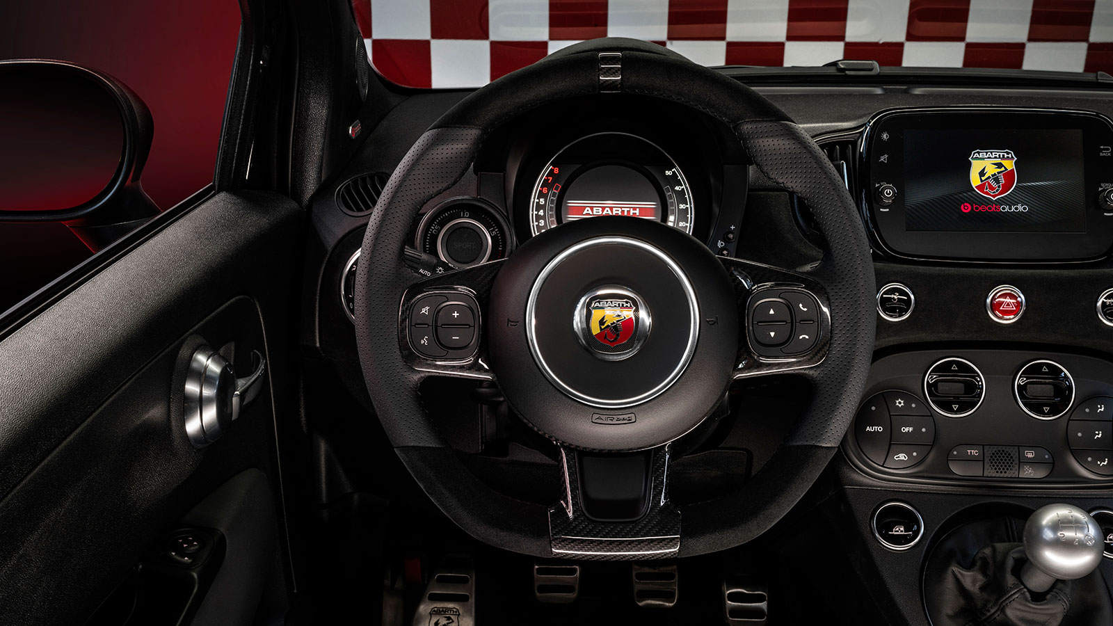 Το νέο Abarth 695 75° Anniversario τιμά τον 1.4 T-Jet κινητήρα